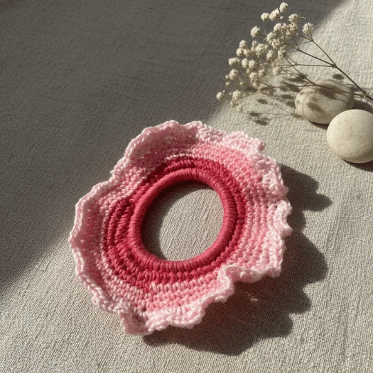 Handgehäkeltes Blumen-Scrunchie „Rosé Bloom“ – zartes Pink-Design