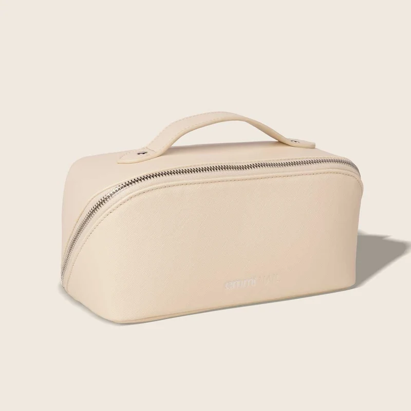 Beauty Bag beige mit silbernem emmi-nail Logo