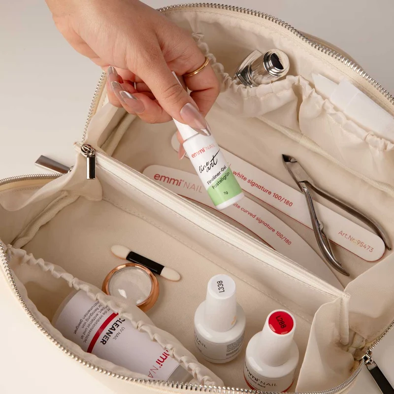 Beauty Bag beige mit silbernem emmi-nail Logo