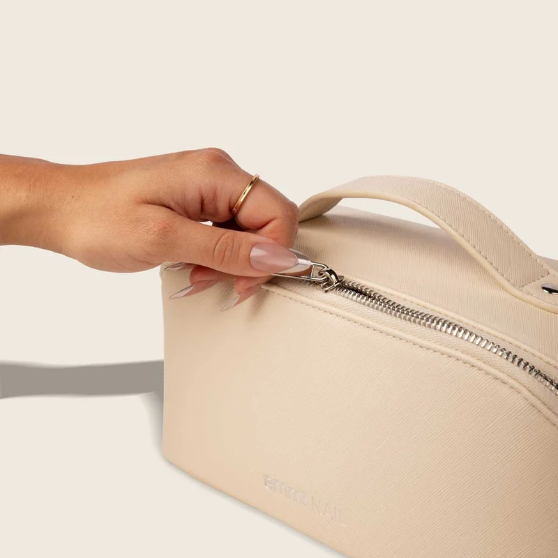 Beauty Bag beige mit silbernem emmi-nail Logo