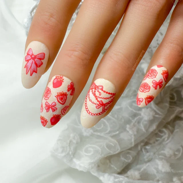 Maniology nail stamping plate mxm144 Laced in Love