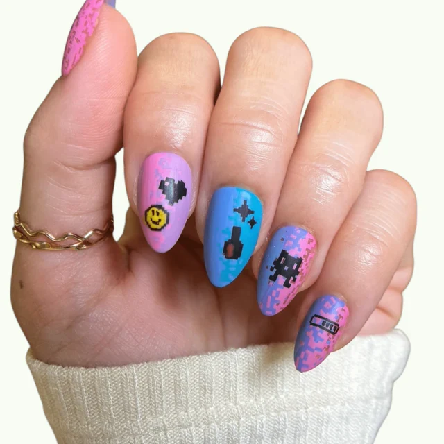 Maniology nail stamping plate m633 Seeing Pixels
