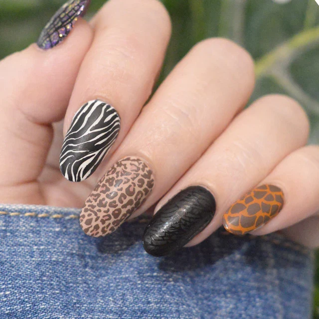 Maniology nail stamping plate m442 Prowl and Polish