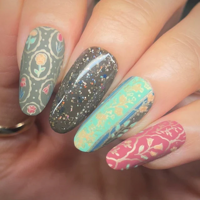 Maniology nail stamping plate m580 Wall Flowers
