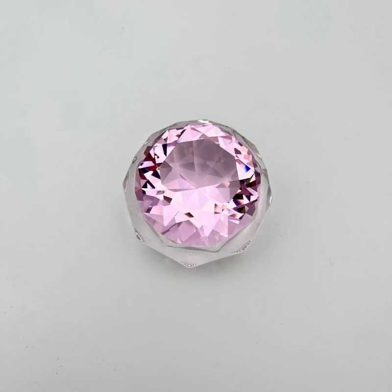 Glasbehälter mit Deckel in Form eines Diamantes