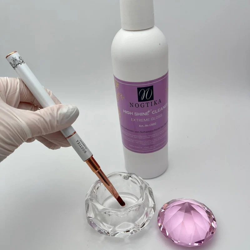 Glasbehälter mit Deckel in Form eines Diamantes