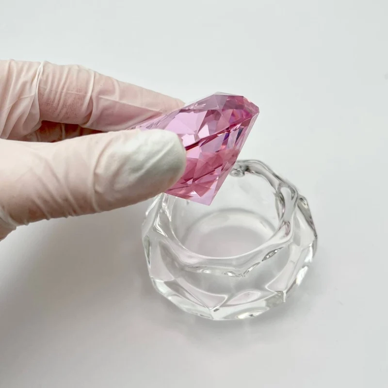 Glasbehälter mit Deckel in Form eines Diamantes